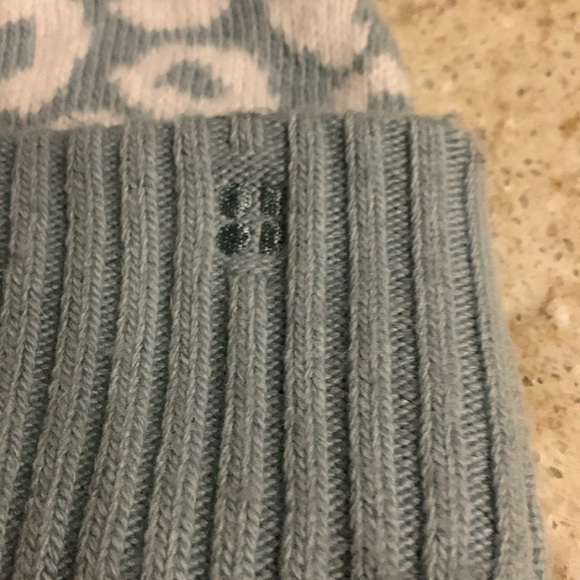 NWT SWEATY BETTY ANIMAL JACQUARD BEANIE IN BLUE LEOPARD PAINT JACQUARD - Picture 2 of 7